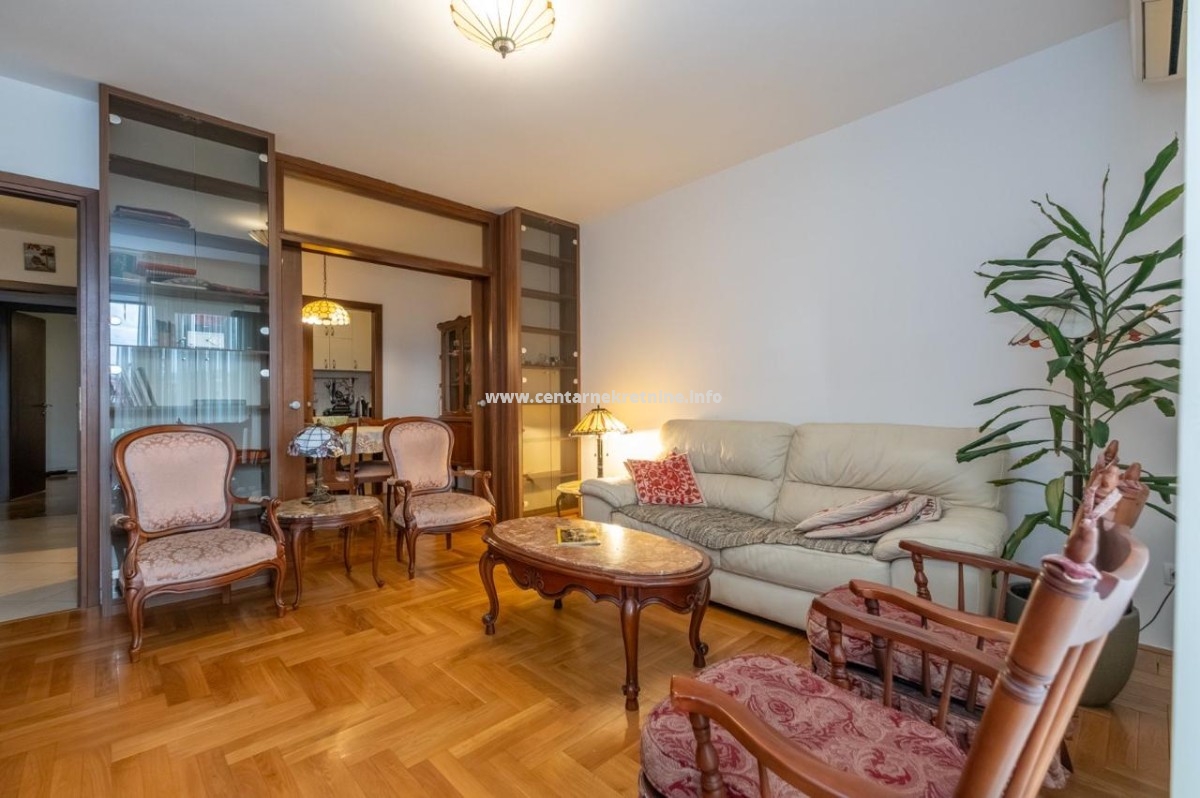 Izdavanje, trosoban stan 97m2, Blok 9, Podgorica